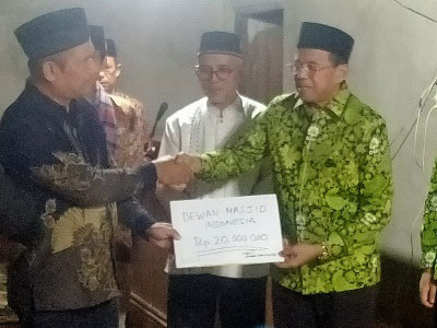 Ketua DMI Sumbar Ganefri menyerahkan bantuan untuk Masjid Tazkir Koto Tinggi
