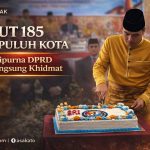 Ketua DPRD Lima Puluh Kota memotong kue HUT 185 di Sidang Paripurna Sarilama