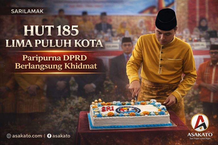 Ketua DPRD Lima Puluh Kota memotong kue HUT 185 di Sidang Paripurna Sarilama