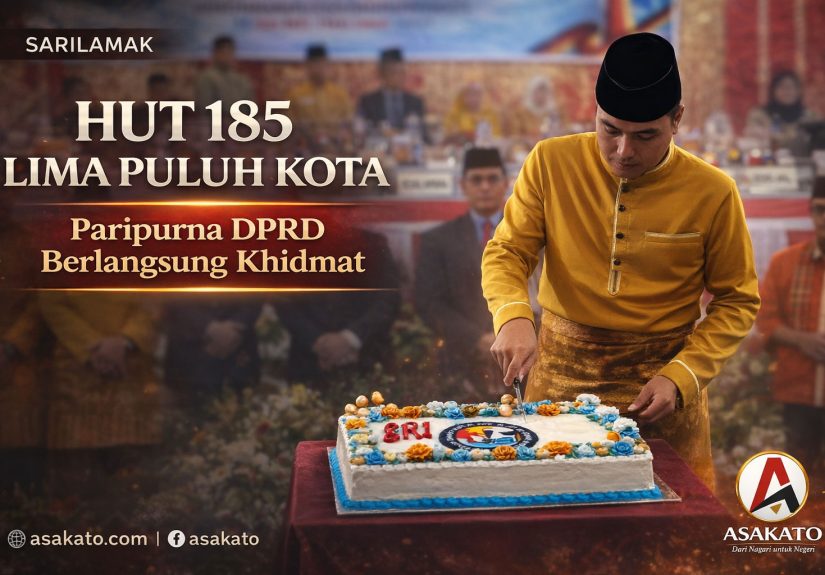 Ketua DPRD Lima Puluh Kota memotong kue HUT 185 di Sidang Paripurna Sarilama