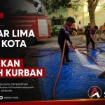Personel Damkar Posko Harau membersihkan limbah pemotongan hewan kurban di Mushalla Istiqomah Sarilamak.