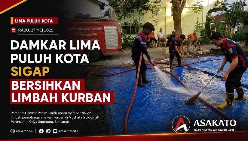 Personel Damkar Posko Harau membersihkan limbah pemotongan hewan kurban di Mushalla Istiqomah Sarilamak.