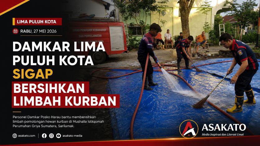 Personel Damkar Posko Harau membersihkan limbah pemotongan hewan kurban di Mushalla Istiqomah Sarilamak.