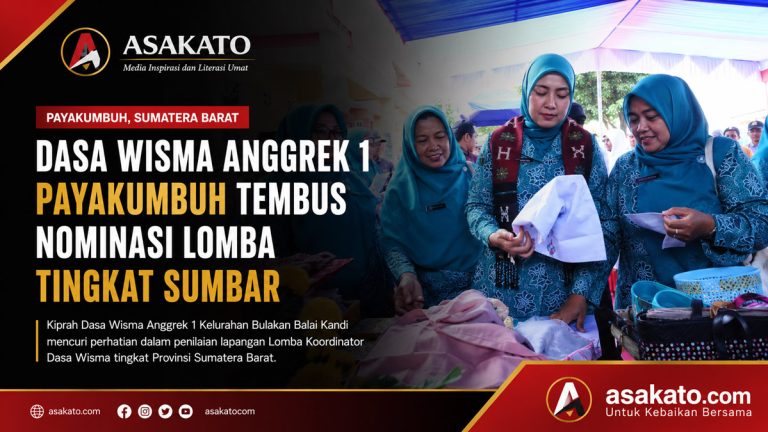 Wali Kota Payakumbuh dan kader Dasa Wisma Anggrek 1 saat penilaian lomba tingkat Sumatera Barat di Kelurahan Bulakan Balai Kandi.