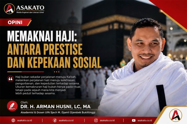 Dr. H. Arman Husni, Lc, MA di depan Ka’bah dengan visual opini Asakato tentang makna haji dan kepekaan sosial umat.