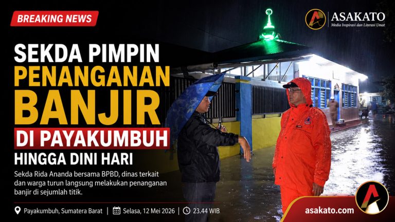 Sekda Payakumbuh Rida Ananda memantau banjir di Jalan M Yamin saat hujan deras