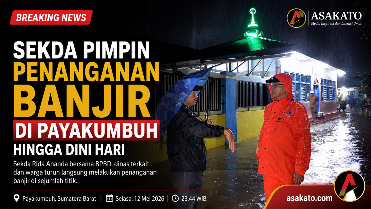 Sekda Payakumbuh Rida Ananda memantau banjir di Jalan M Yamin saat hujan deras