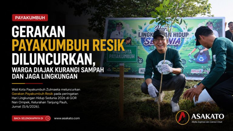 Wali Kota Payakumbuh Zulmaeta menanam pohon saat peluncuran Gerakan Payakumbuh Resik pada Hari Lingkungan Hidup Sedunia 2026 di GOR Nan Ompek.