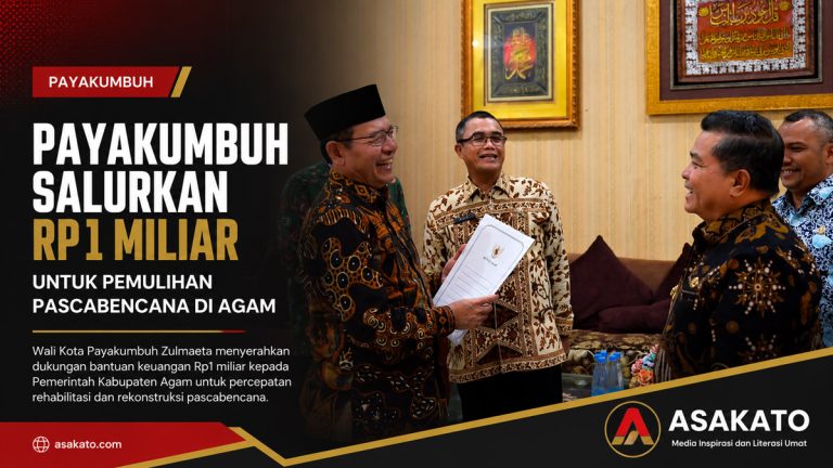 Wali Kota Payakumbuh menyerahkan dukungan bantuan keuangan kepada Pemerintah Kabupaten Agam.