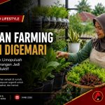 Seorang warga merawat tanaman sayuran di kebun urban farming pekarangan rumah di Luak Limopuluah.