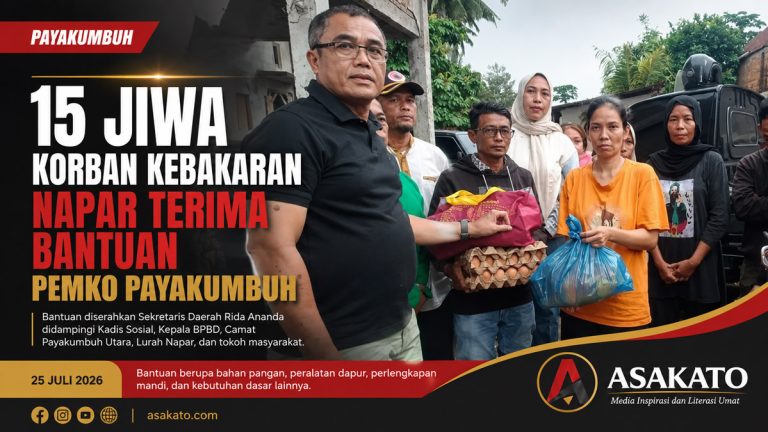 Sekretaris Daerah Kota Payakumbuh Rida Ananda menyerahkan bantuan kepada korban kebakaran di Kelurahan Napar yang mengakibatkan 15 jiwa terdampak.