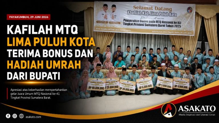 Kafilah MTQ Kabupaten Lima Puluh Kota menerima bonus dan hadiah umrah dari Bupati Safni Sikumbang di Pendopo Rumah Dinas Bupati.