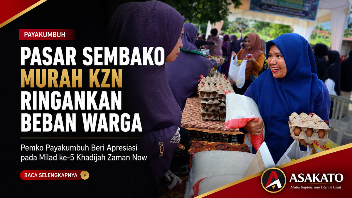 Warga membeli paket sembako murah pada kegiatan Milad ke-5 Khadijah Zaman Now (KZN) di Taman Batang Agam, Kota Payakumbuh.