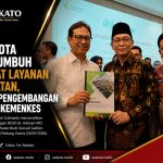 Wali Kota Payakumbuh menyerahkan proposal pengembangan RSUD dr. Adnaan WD kepada Menteri Kesehatan di RSUP dr. M. Djamil Padang.