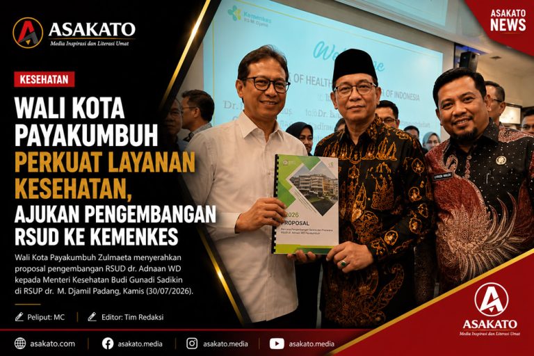 Wali Kota Payakumbuh menyerahkan proposal pengembangan RSUD dr. Adnaan WD kepada Menteri Kesehatan di RSUP dr. M. Djamil Padang.