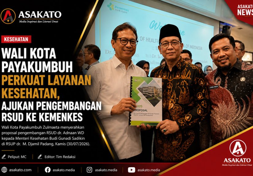 Wali Kota Payakumbuh menyerahkan proposal pengembangan RSUD dr. Adnaan WD kepada Menteri Kesehatan di RSUP dr. M. Djamil Padang.