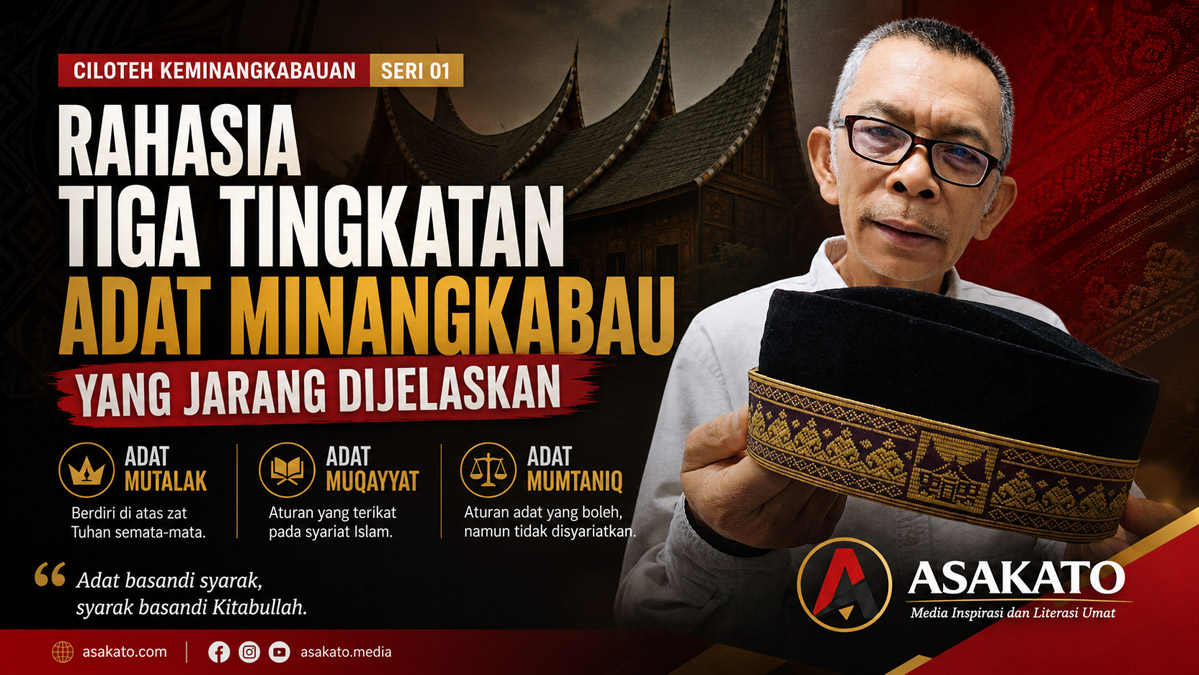 H Saiful Guci memperlihatkan kupiah balilik saat menjelaskan tiga tingkatan adat Minangkabau