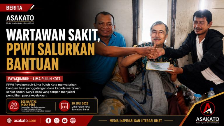 PPWI Payakumbuh-Lima Puluh Kota menyerahkan bantuan kepada wartawan Antoni Surya Roza yang sedang menjalani pemulihan di kediamannya.