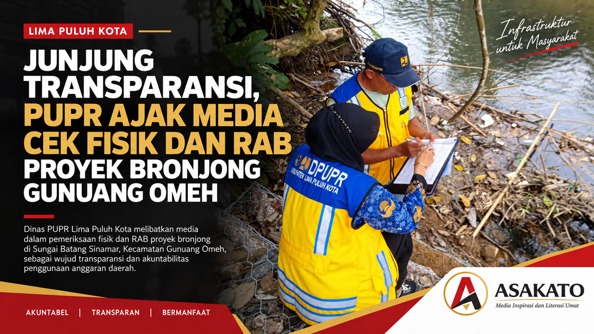 Tim PUPR Lima Puluh Kota memeriksa dokumen dan kondisi bronjong di tepi Sungai Batang Sinamar, Gunuang Omeh, dalam peninjauan proyek bersama media.